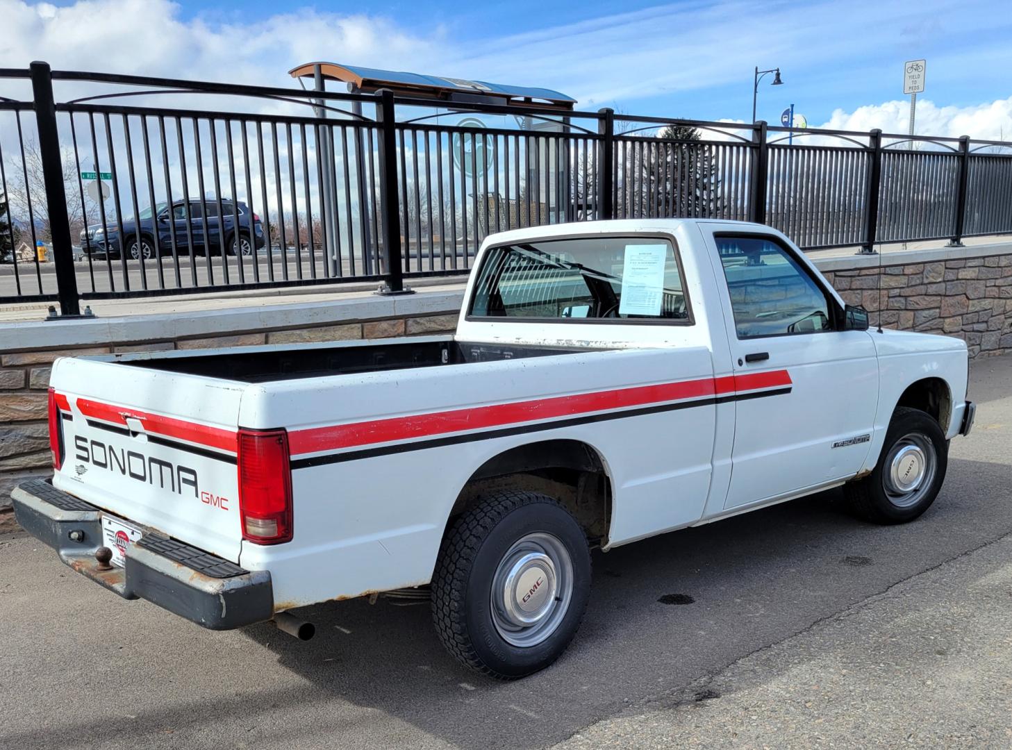 1991 White /Red GMC Sonoma Special (1GTCS14E9M8) with an 2.5L I4 engine, 5 Speed manual transmission, located at 450 N Russell, Missoula, MT, 59801, (406) 543-6600, 46.874496, -114.017433 - 2.5L I4 Engine. 5 Speed Manual Transmission. Runs and Drives well. Financing NOT Available on this Vehicle. - Photo#2